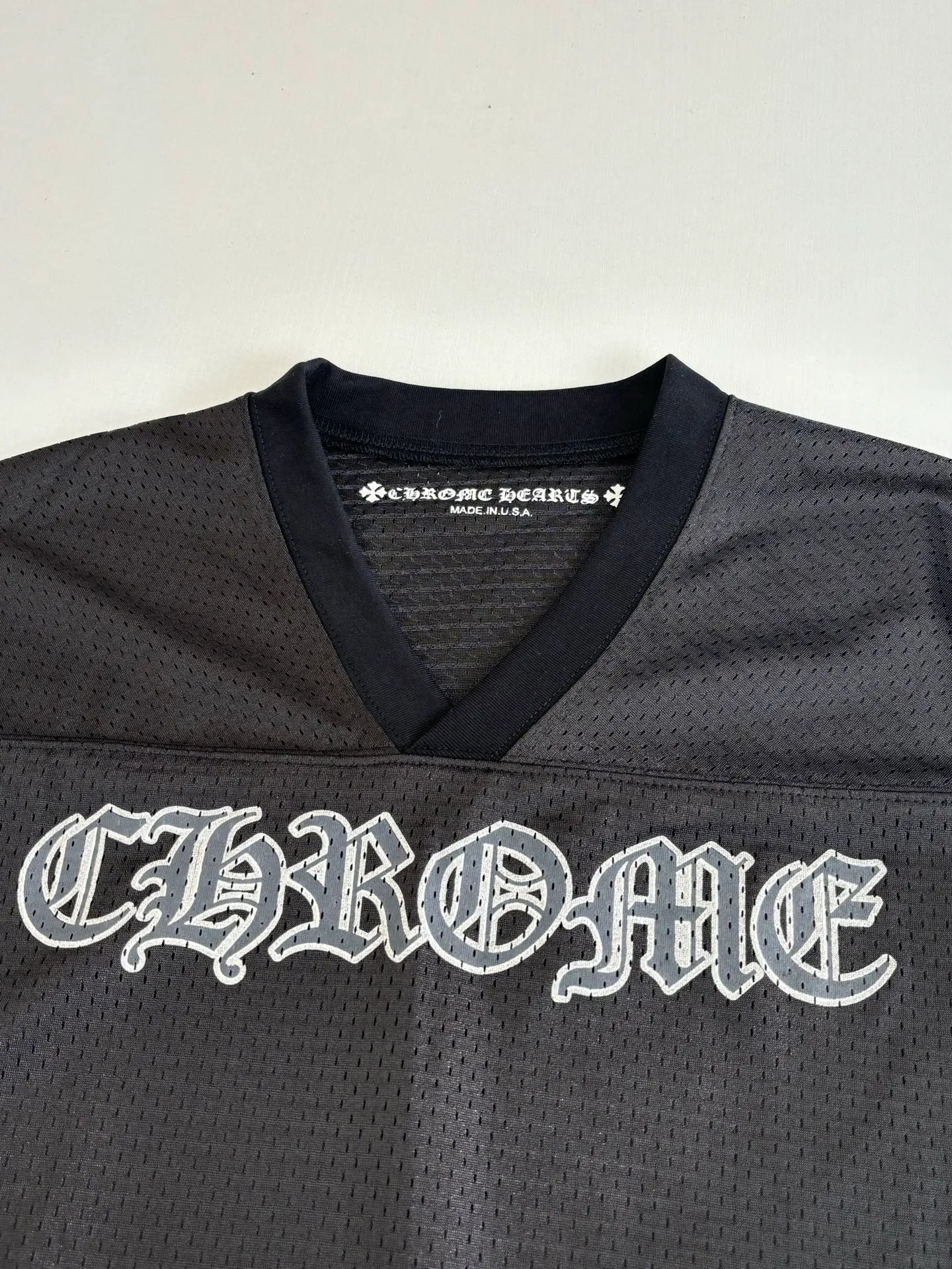 P340 Chrome Heart*/Chrome Heart Sanskrit mesh ice hockey suit long sleeves. The original version was purchased for 15,989 and developed. The fabric is made of custom weaving and dyeing technology. It is made of selected black mesh fabric, showing a unique sports style. The fabric has been specially treated to provide excellent breathability and comfort while maintaining a crisp and structured look. The double-layer design structure enhances the overall texture and makes the wearing experience more three-dimensional and full. The brand's iconic patterns are printed in many places, and high-precision printing technology is used to ensure that the patterns are clear and sharp. The silver printing has a glitter effect, showing charming luster changes under different lights. All printings undergo strict color difference control to ensure accurate color reproduction. The silver-plated pattern design on the sleeve arms is particularly eye-catching, showing the brand's consistent dark luxury style. In terms of details, the latest custom-woven labels are used, and the workmanship is exquisite. The overall shape is designed for both men and women, with both fashion and practicality. This T-shirt perfectly combines sports elements with high fashion craftsmanship, making it the brand's iconic street style item.  Size：S/M/L